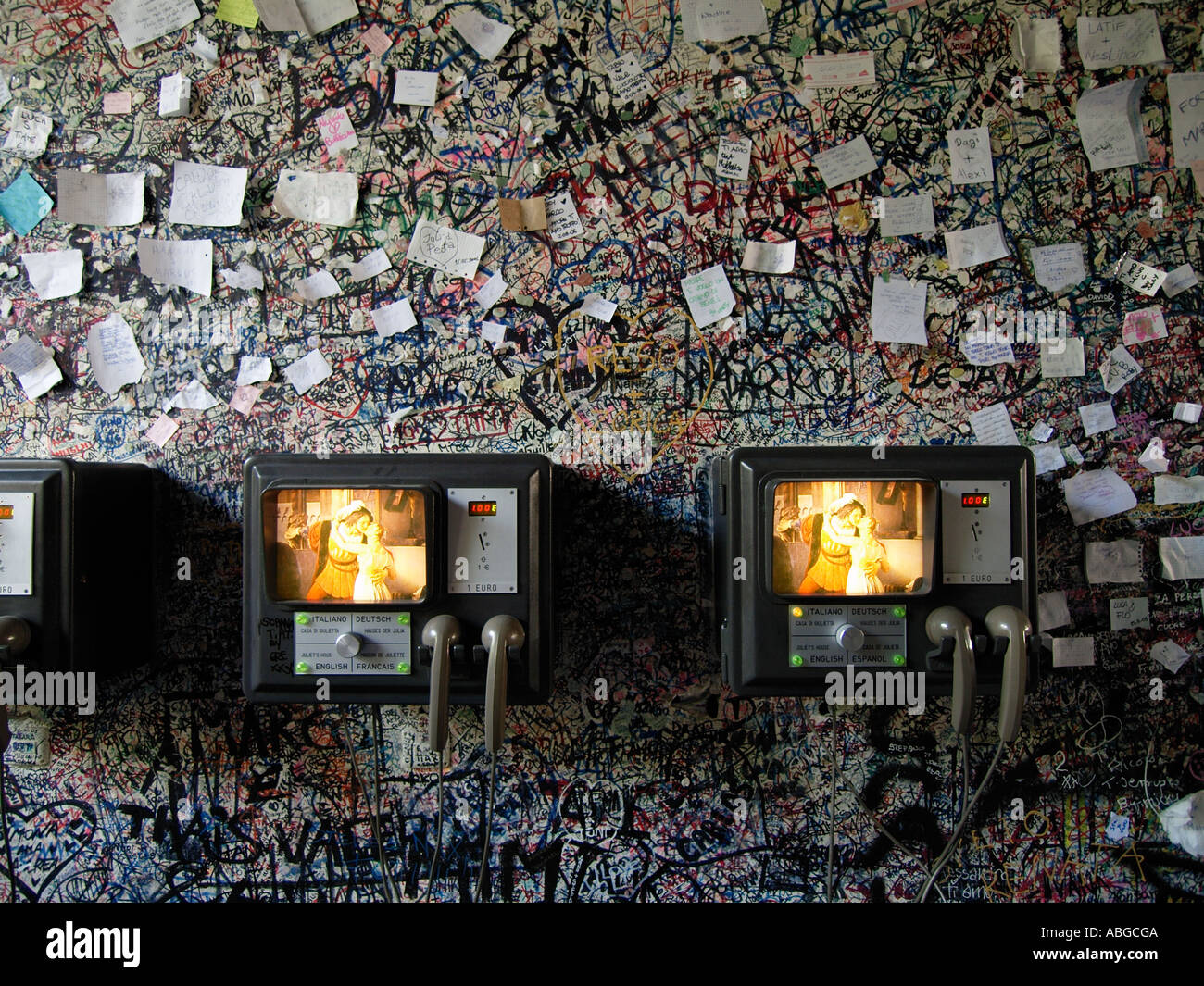 Graffiti und Hinweise auf Wand in der Nähe von Julias Balkon in Verona Italien mit Maschinen, die sagen, die Tragödie des Paares für einen Euro. Stockfoto