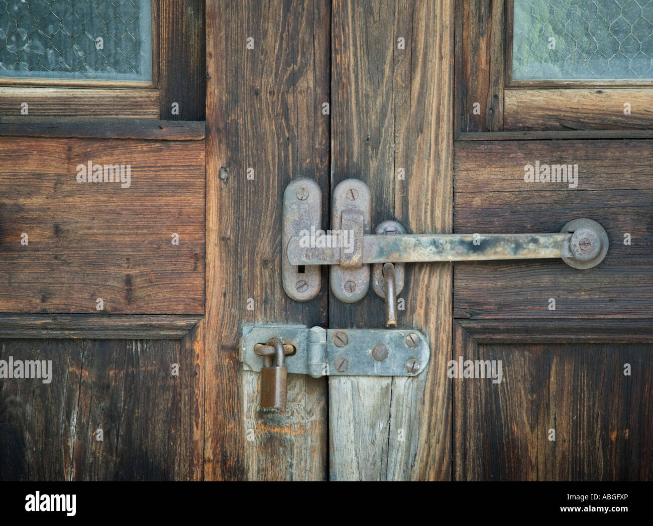 Rustikale Tür mit Schloss und Riegel Stockfoto