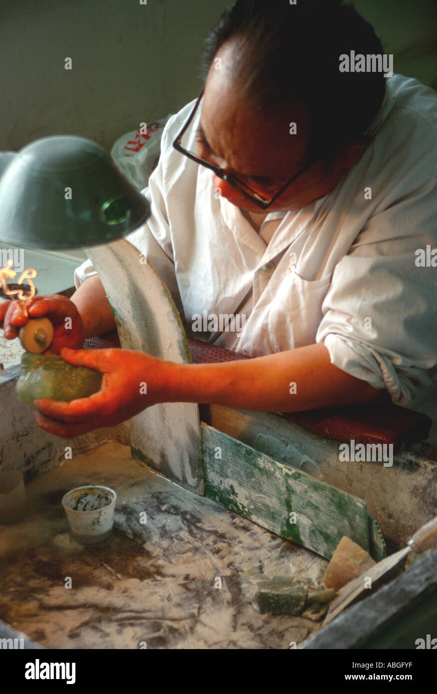 Ein jade Künstler schleift ein neues Stück in Wuhan, China. Stockfoto