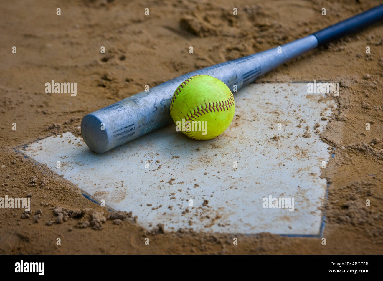 Softball und Anstupsen auf der homeplate auf einem Softballfeld Stockfoto