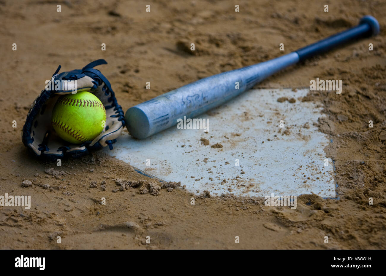 Softball, Handschuh und Bat um homeplate Stockfoto