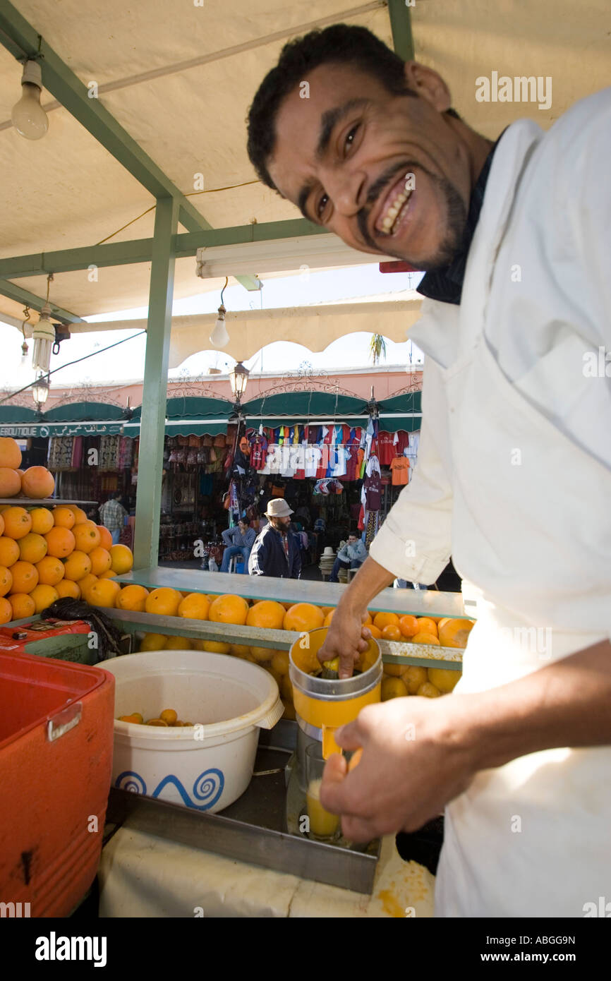 Verkäufer macht Orangensaft am Stand Platz Djemaa El Fna Marrakesch Marokko Stockfoto