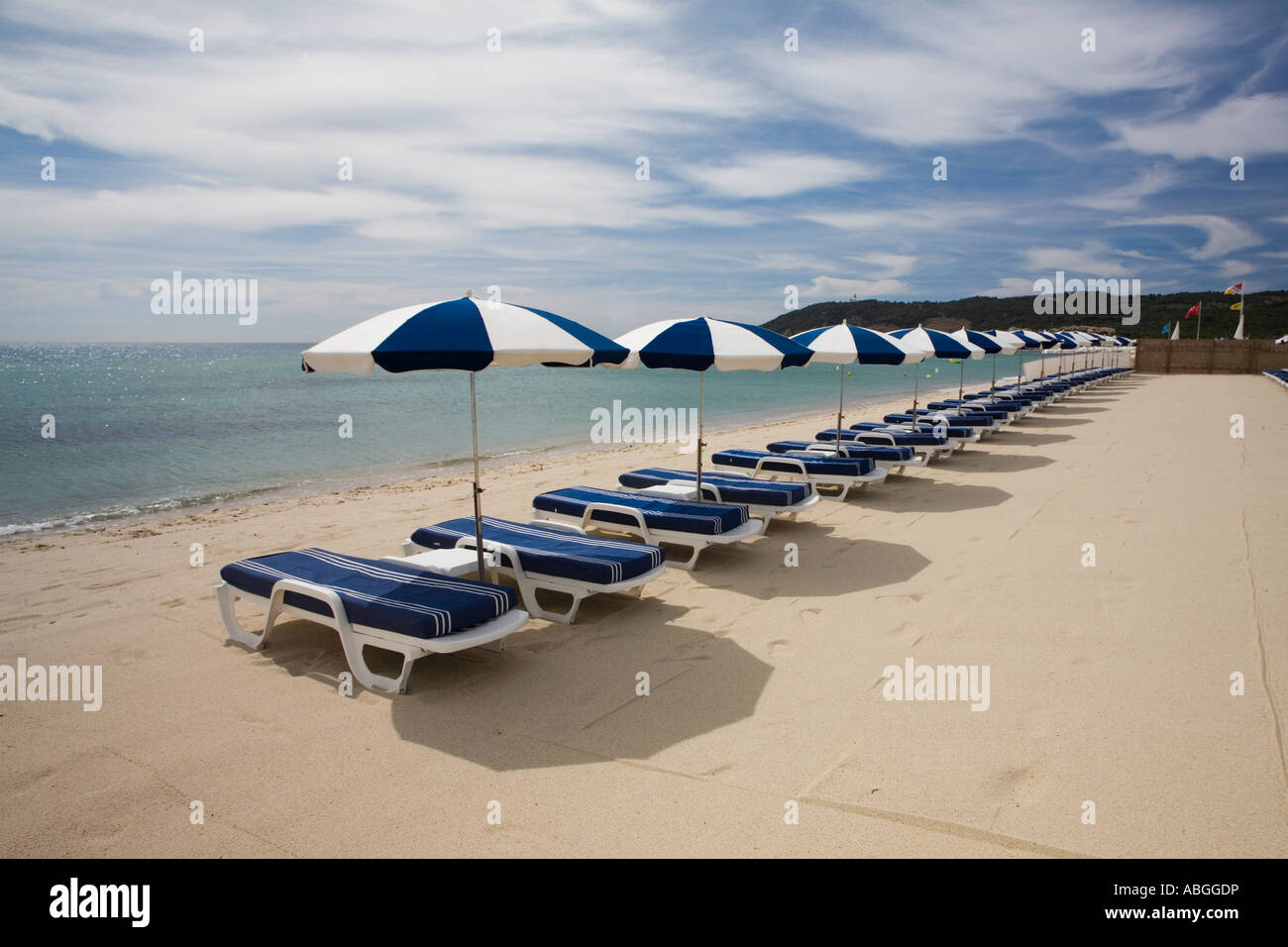 Strand weiß und blau frontline - Pampelonne - St Tropez, Var, Cote d ' Azur, Frankreich Stockfoto