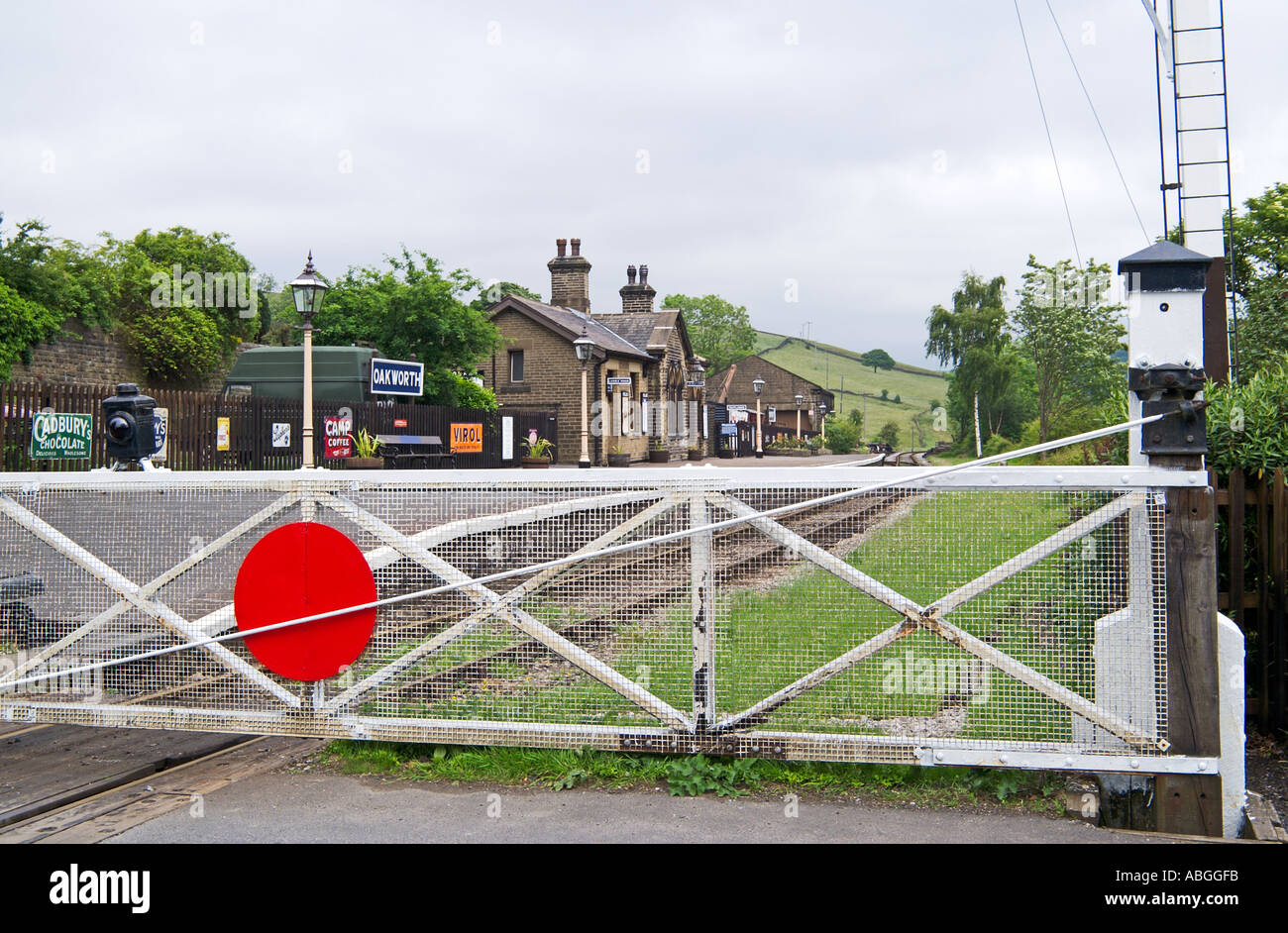 Bahnübergang Tor am Oakworth Bahnhof Keighley und Wert Valley Railway West Yorkshire England Stockfoto