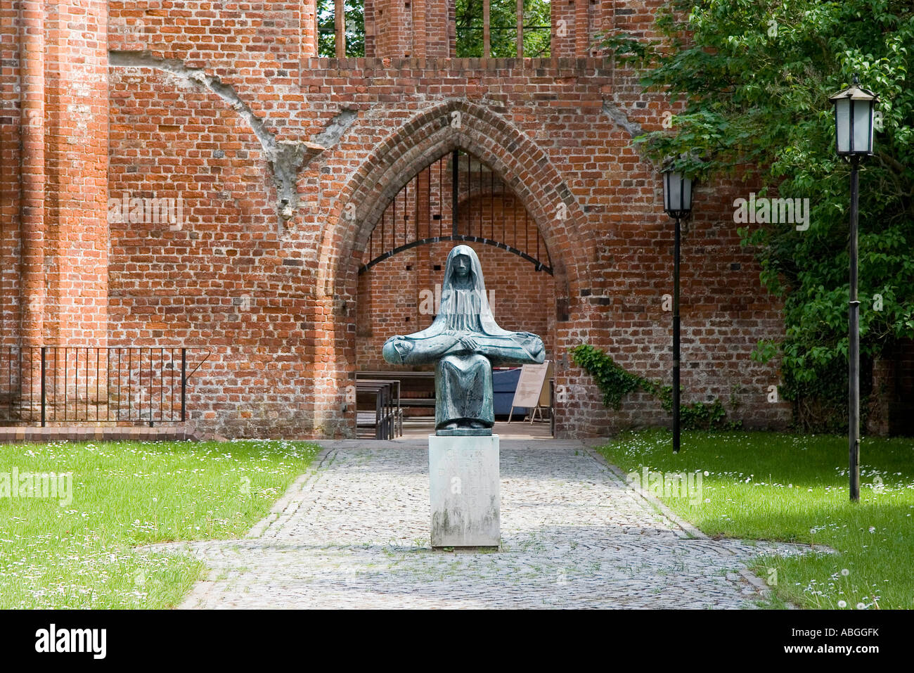 Reproduktion einer Pieta von Ernst Barlach, St. Johannis Kloster Stralsund, Mecklenburg-Western Pomerania, Deutschland Stockfoto