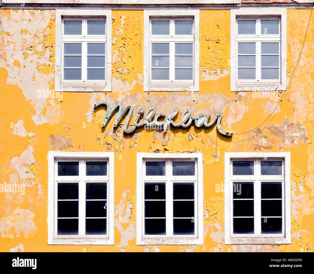 Alte Schrift (Milchbar - Milchbar) an der Wand eines Hauses in Stralsund, Mecklenburg-Western Pomerania, Deutschland Stockfoto