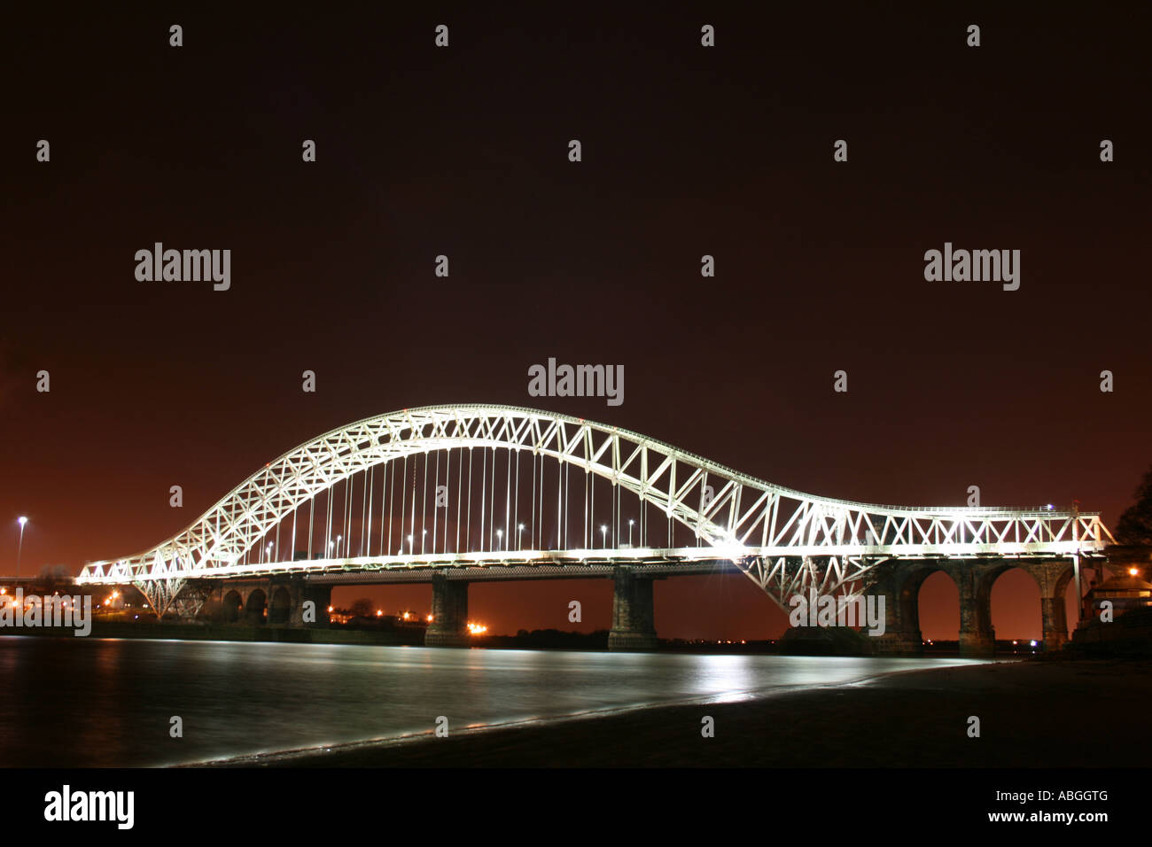 Runcorn Brücke (Hängebrücke silbernes Jubiläum) in der Nacht [A533 Queensway, Runcorn/Widnes, Cheshire, England, UK, Europa].   . Stockfoto