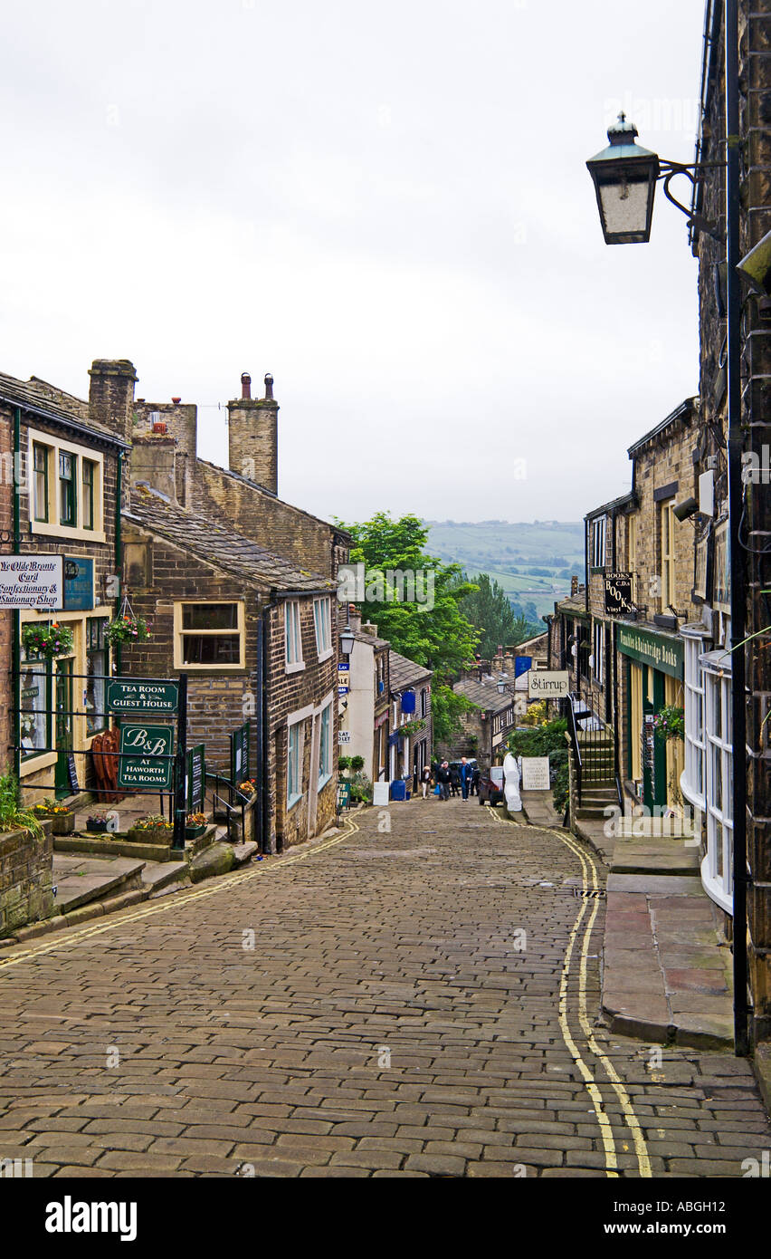 Steilen schmalen gepflasterten Main Street Haworth West Yorkshire England Stockfoto
