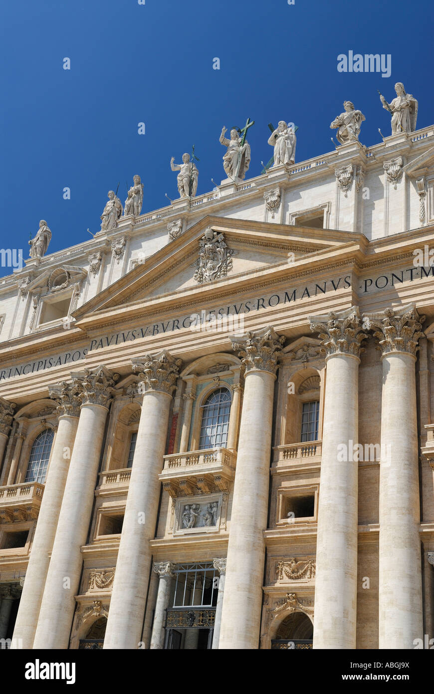 Vertikale Details der Säulen und Statuen Eingangsfassade der päpstlichen Basilika St. Peters römisch-katholische Kathedrale im Vatikan in Rom Italien Stockfoto