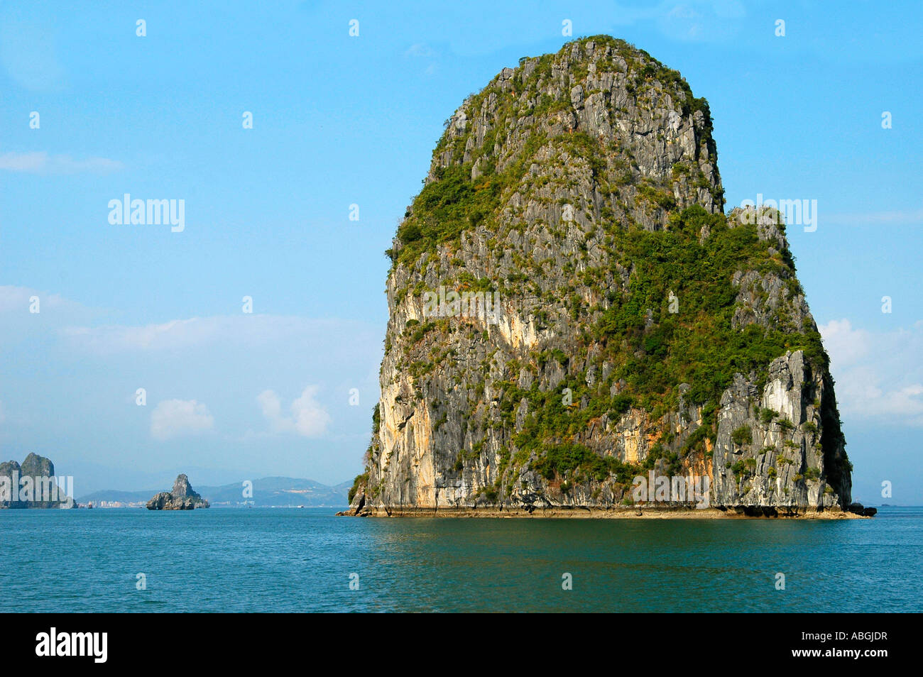 Monolithische Kalksteininsel der Halong-Bucht, UNESCO-Welterbe, Vietnam Stockfoto