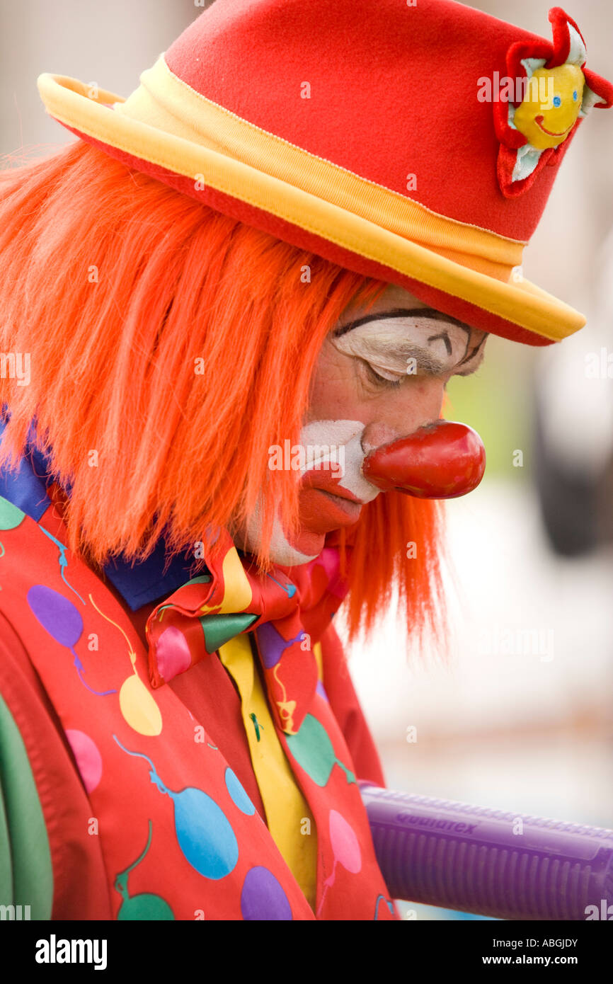 Ein traurig scary Clowns-Gesicht mit roter Nase und einen lustigen Hut Kinder Unterhaltung Scotland UK Stockfoto