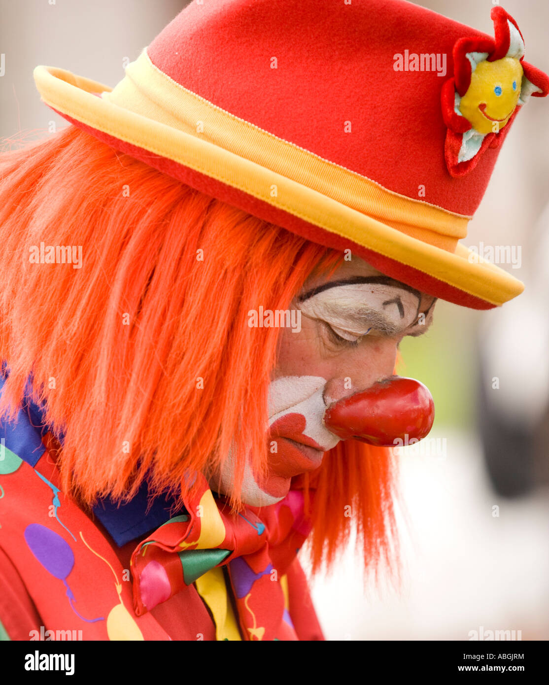 Eine traurige Clowns-Gesicht mit roter Nase und einen lustigen Hut Kinder Unterhaltung Scotland UK Stockfoto