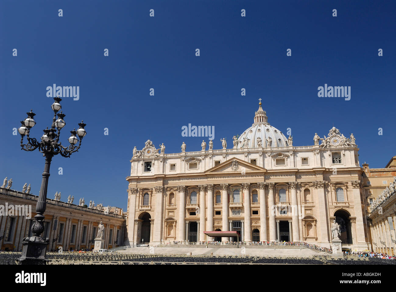 Vorderseite des Saint Peters päpstliche Basilika Vatikan in Rom Italien bei Sonnenschein mit Lampe und blauer Himmel Stockfoto