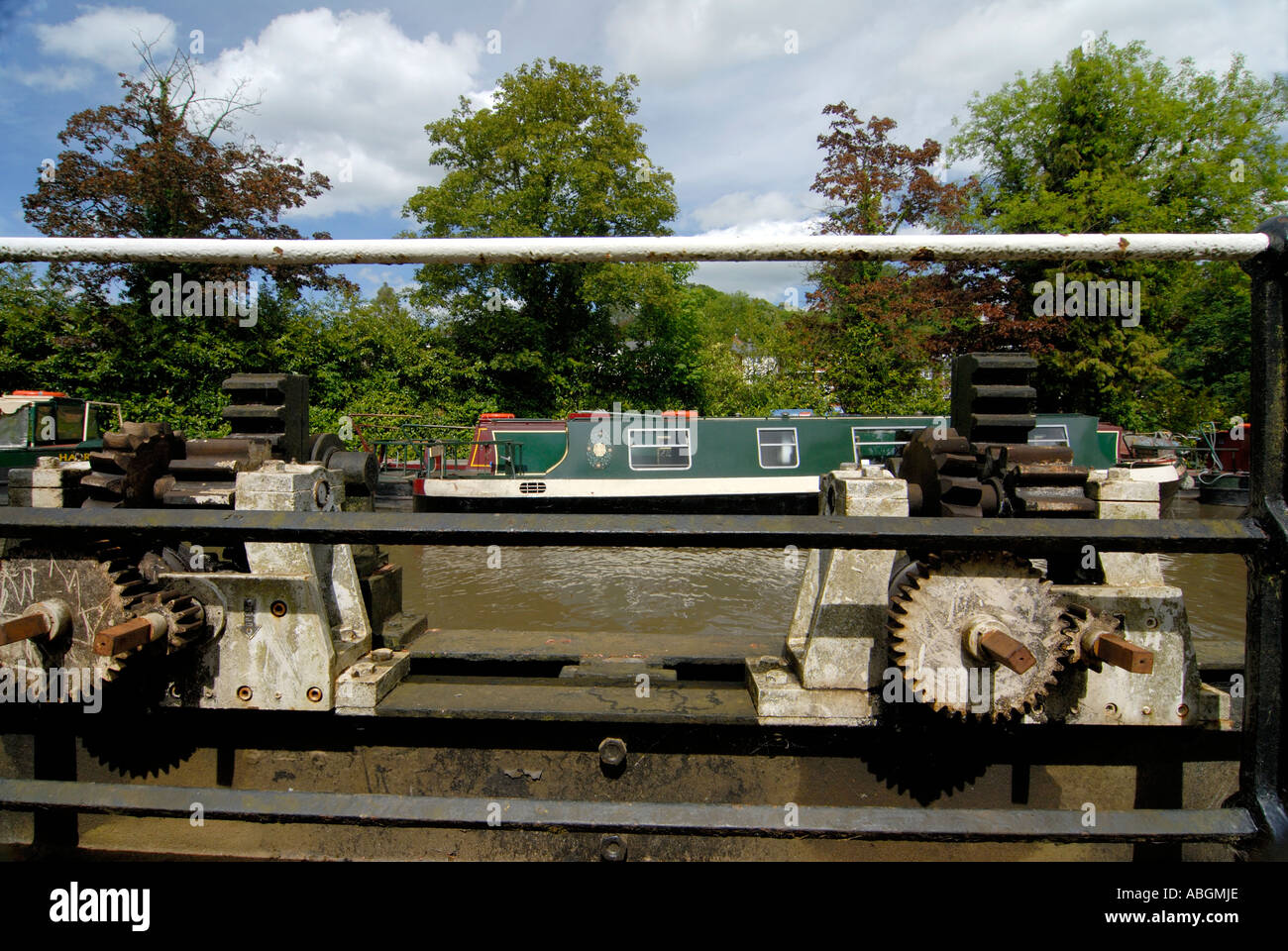 Nahaufnahme der Schleuse Mechanismus auf dem Fluss Wey Guildford. Kanal Narrowboat im Hintergrund. Stockfoto