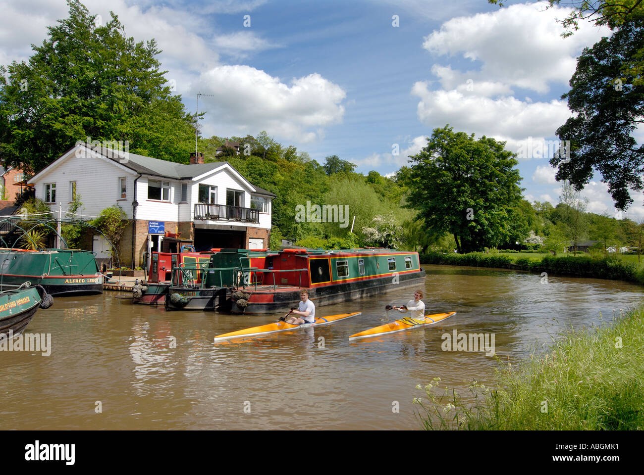 Kanus auf dem Fluss Wey im Guildford Boat house Stockfoto