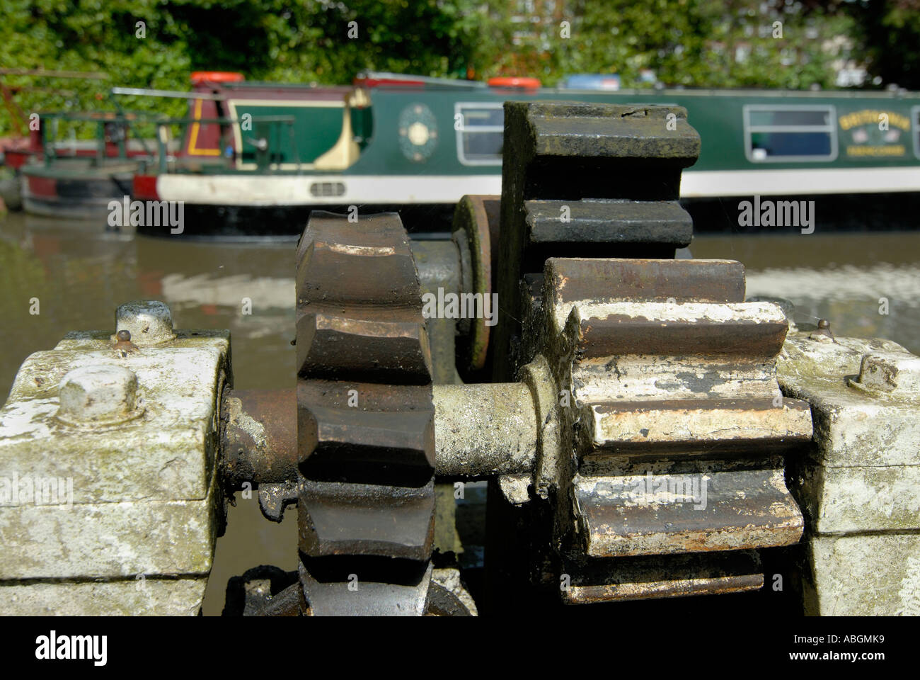 Nahaufnahme der Schleuse Mechanismus auf dem Fluss Wey in der Nähe von Guildford Boat House. Kanal Narrowboat im Hintergrund. Stockfoto
