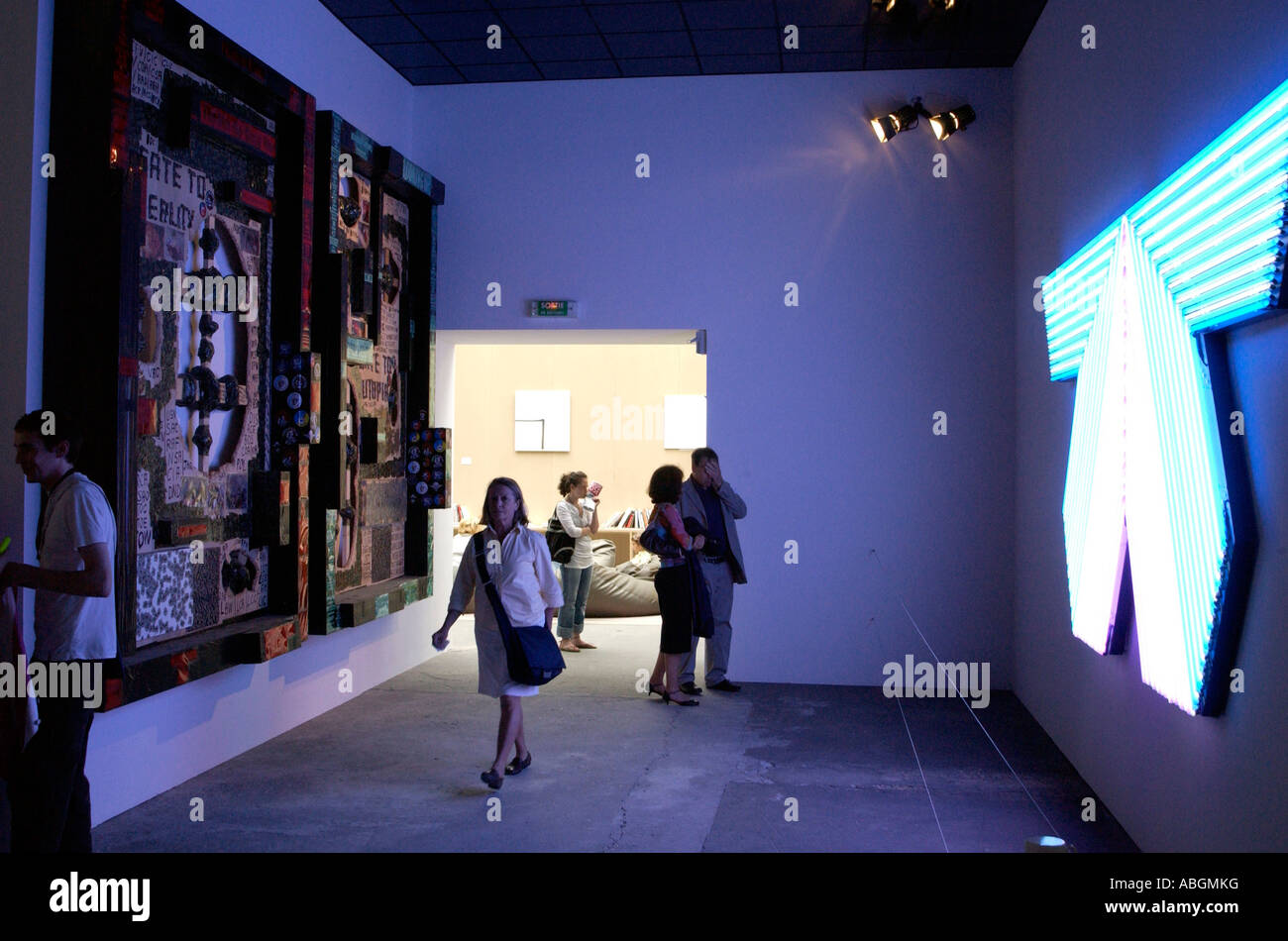 Installationen von französischen Künstlern sind in der Ausstellung La Force De L Art an Le Grand Palais Paris Frankreich gezeigt. Stockfoto
