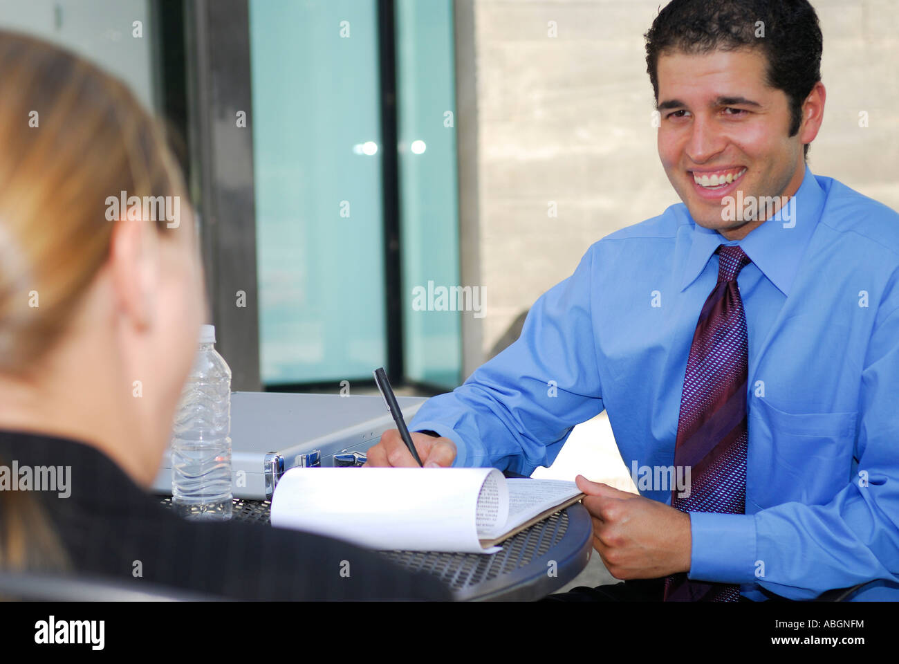 Geschäftsmann lachen beim interviewen eines weiblichen Kandidaten für einen job Stockfoto