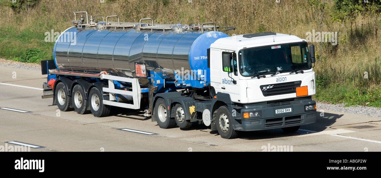 M25 Autobahn unmarkierte artikulierten Tanker Trailer mit Hazchem Platte hinter Albion Lastwagen Stockfoto M25 Autobahn unmarkierte artikulierten Tanker Trailer mit Hazchem Platte hinter Albion Lastwagen Stockfoto
