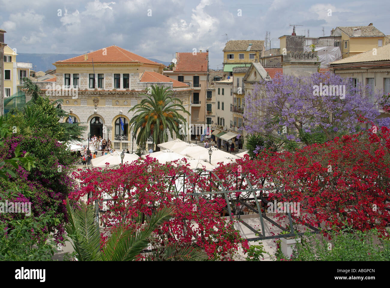 Corfu Griechenland griechische Insel und Altstadt von bunten Bougainvillea & Restaurant Vordächer mit Hochzeit Gruppe für Fotos im Tor von Korfu Stadt Halle posing Stockfoto