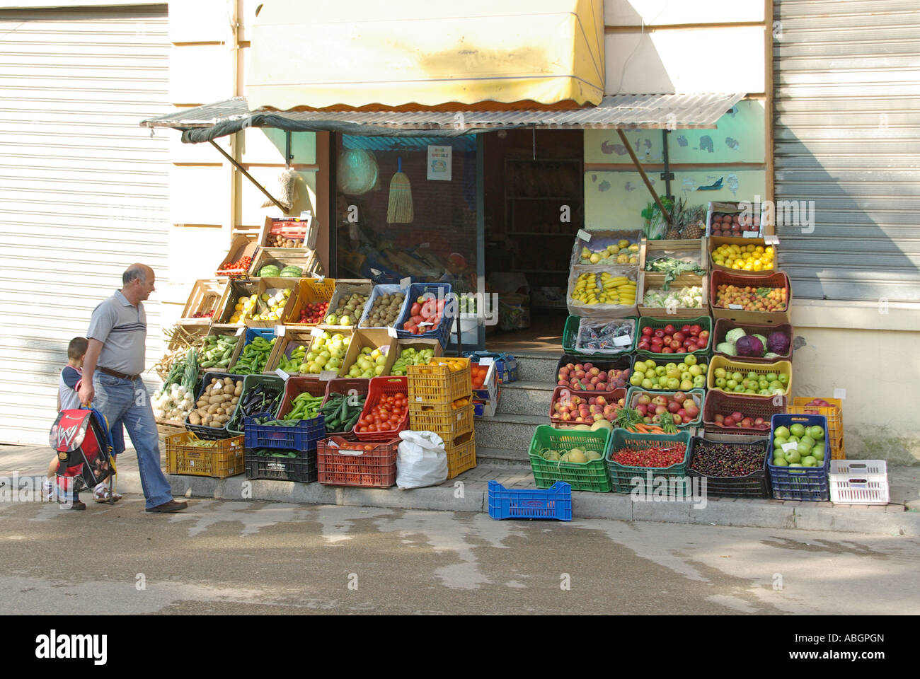 Durres Albanien Mann mit Kindern zu Fuß vorbei Gemüsehändler shop Stockfoto