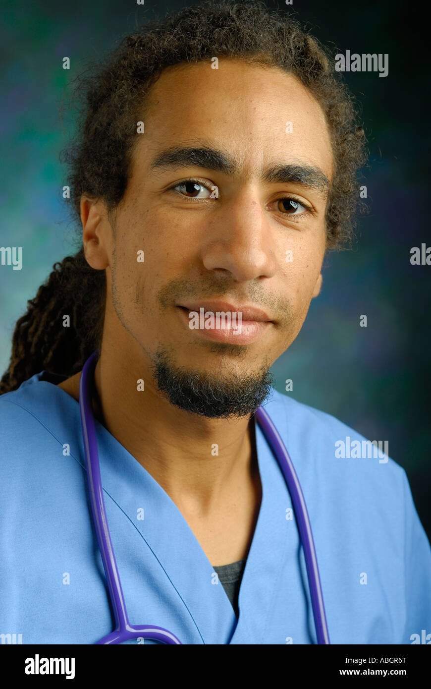 Kopfschuss eines jungen schwarzen Arztes mit Peelings und Stethoskop Stockfoto