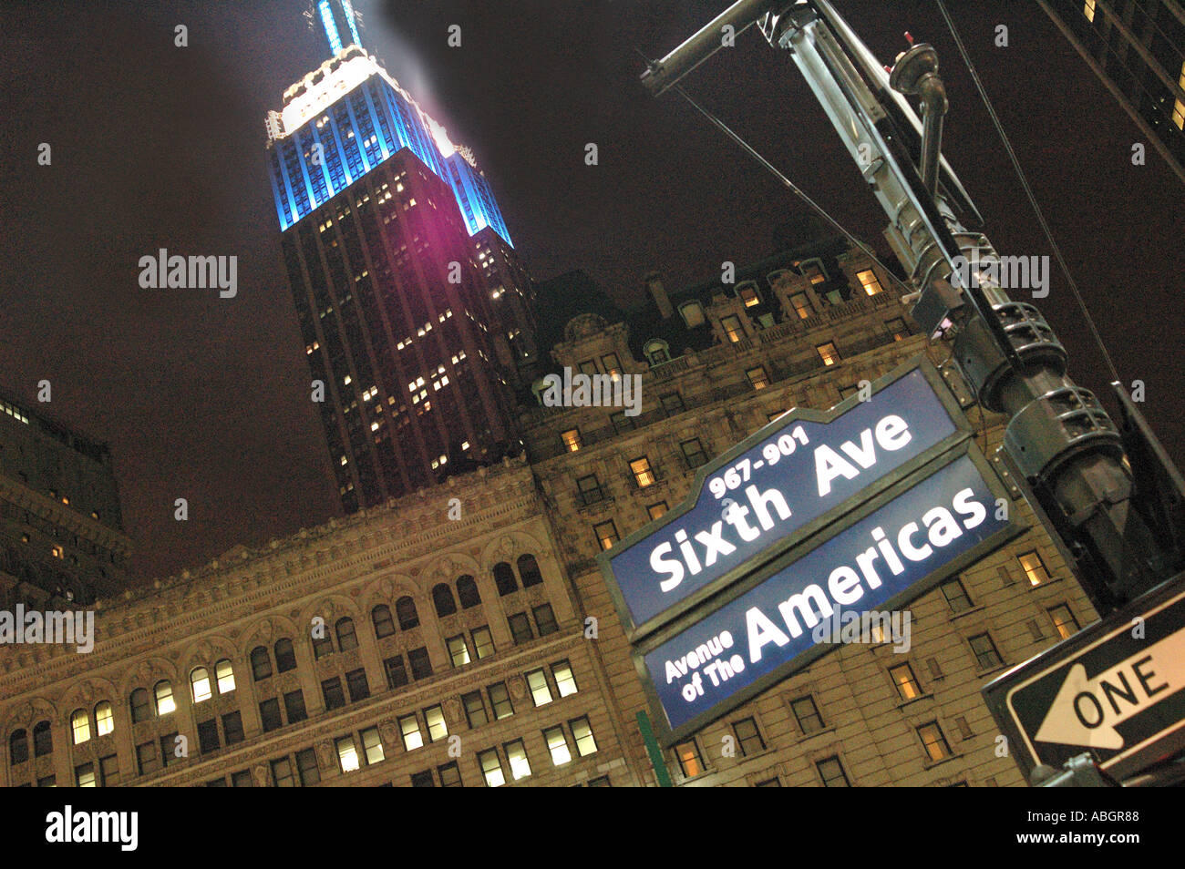 Empire State Gebäude New York mit Straßenschild der sechste Avenue im Vordergrund Stockfoto