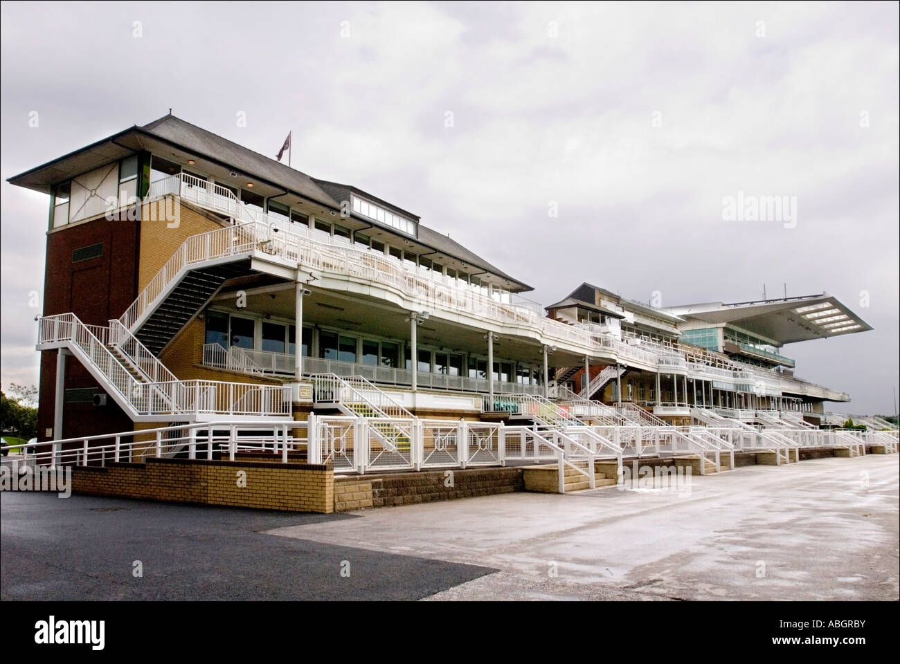 Die alte Haupttribüne Aintree Racecourse nach Hause von der Grand National Steeplechase mit die Fürstenloge im Zentrum Stockfoto