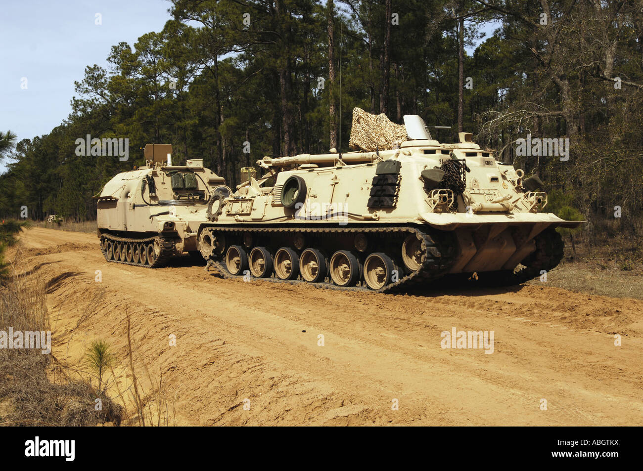 Ein M-88 Bergefahrzeug beginnt ein Versorgungsfahrzeug M992 Feldartillerie Munition nach einer mechanischen Panne Abschleppen. Stockfoto