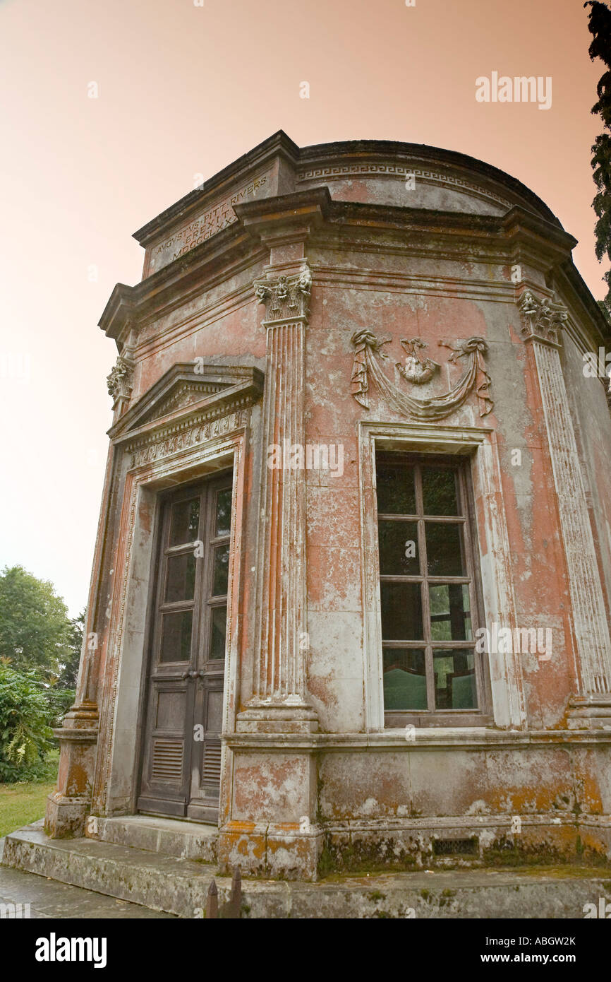 Römischen Stil Gebäude am Larmer Baum Gärten, in der Nähe von Salisbury, Wiltshire, UK. Dieses Gebäude kann für kleine Hochzeiten genutzt werden. Stockfoto