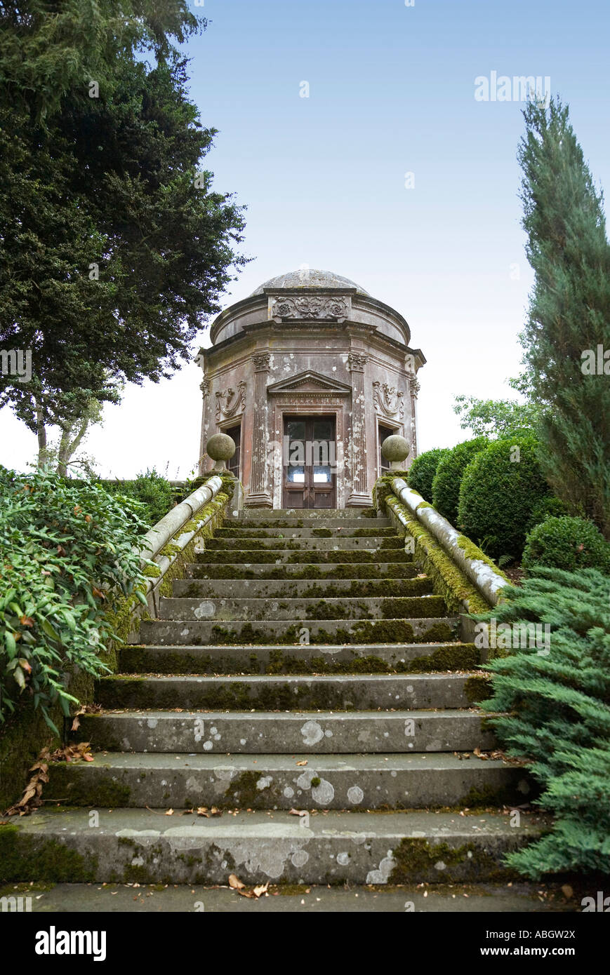Römischen Stil Gebäude am Larmer Baum Gärten, in der Nähe von Salisbury, Wiltshire, UK. Dieses Gebäude kann für kleine Hochzeiten genutzt werden. Stockfoto