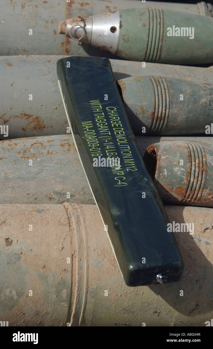 Ein C4-Sprengstoff auf einem 100 mm panzerbrechende Runde in der Stadt von Katan Alkaber, Irak auf der 7. April 2004 gelegt. Stockfoto