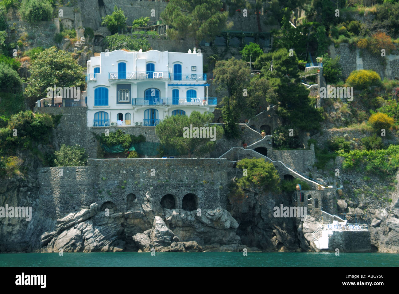 Intelligentes blaues und weißes Gebäude in der Landschaft auf einer Bootsfahrt erkunden Sie einen Teil des UNESCO-Weltkulturerbes der Amalfiküste am Rand von Salerno Kampanien Italien Stockfoto