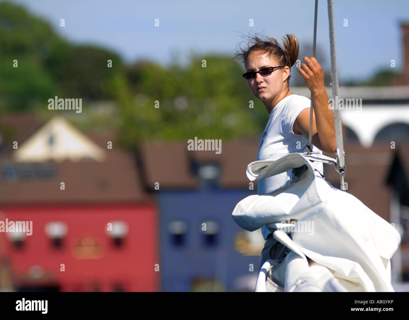 Ein Matrose lehnt sich hängt für die Takelage Seile von einem Segelboot Segel in Rhode Island auf. Stockfoto