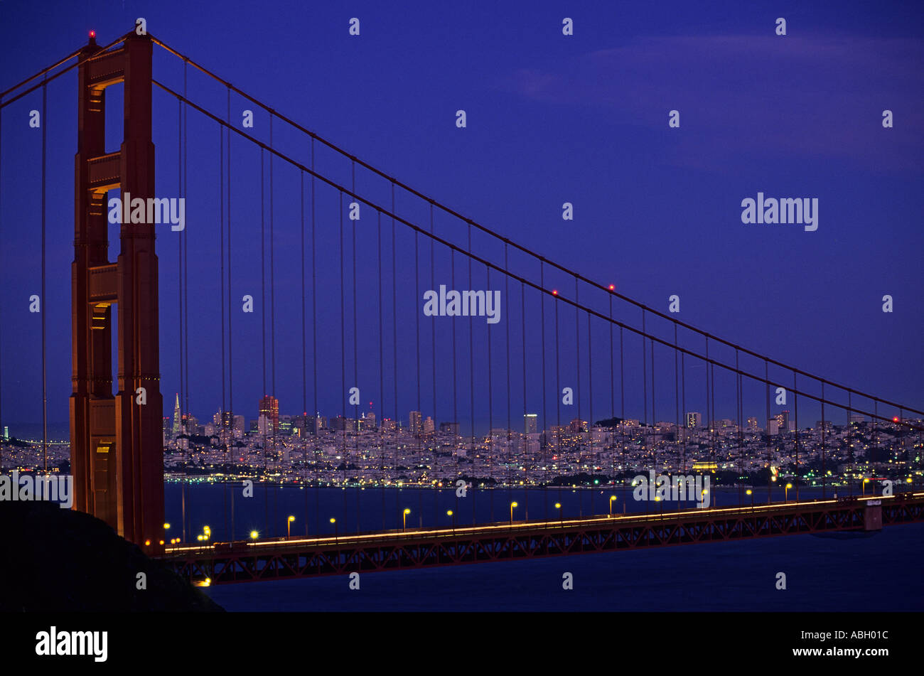 Kalifornien San Francisco Golden Gate Bridge Abend Blick in Richtung Stadt Stockfoto