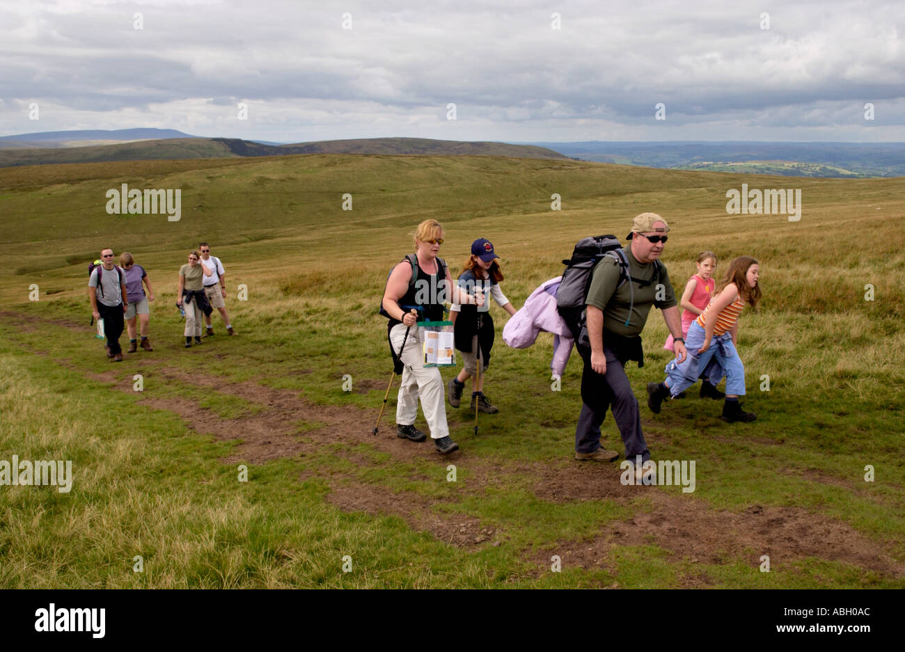 Familiengruppen der Wanderer auf Fußweg an Pen y Fan in Brecon Beacons Powys South Wales Großbritannien Stockfoto