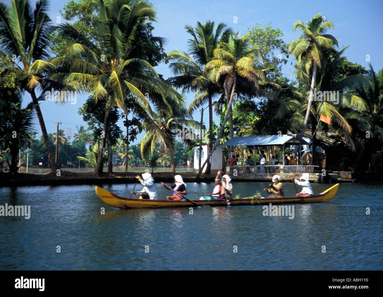 Indische Familie im Kanu auf dem Rückwasser zwischen Allapuzha und Kottayam, Kerala, Südindien Stockfoto