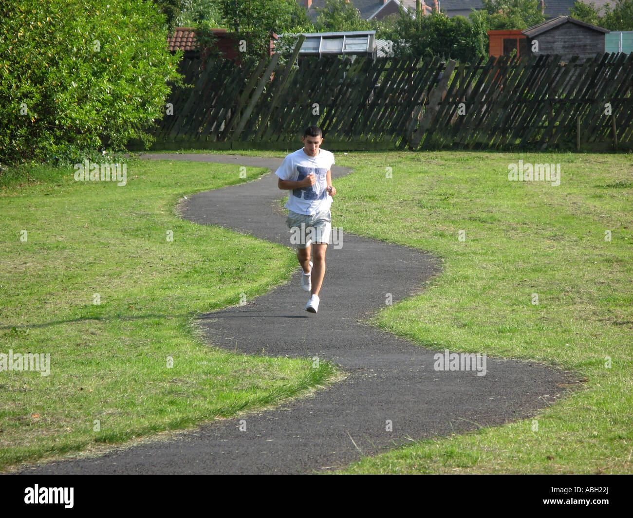 "Männchen laufen allein auf eine Schlange geformt Weg" Stockfoto