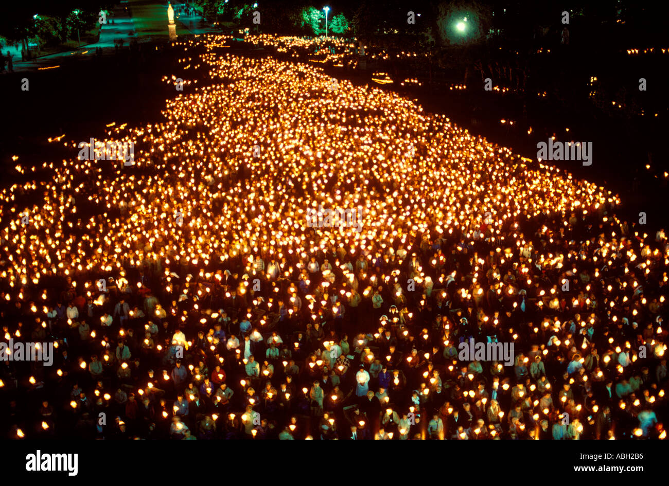 Lourdes Frankreich Nacht Kerzenschein Prozession und Mahnwache 1990er HOMER SYKES Stockfoto