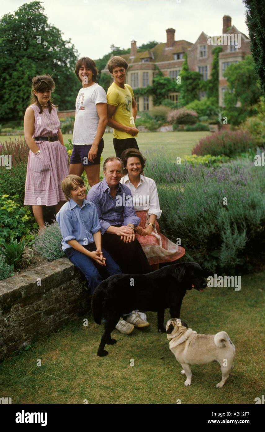 Die Familie Sir George und Mary Christie Kinder der Besitzer der Glyndebourne Festival Opera in den Gärten. Lewes Sussex England 1975 1970s UK HOMER SYKES Stockfoto