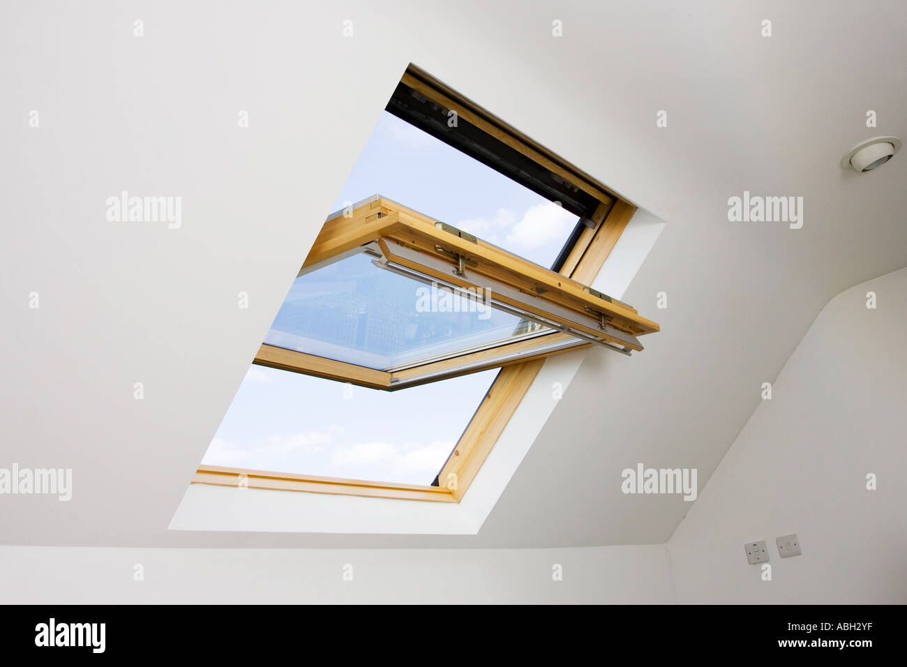 VELUX Dach Fenster halb geöffnet Stockfoto