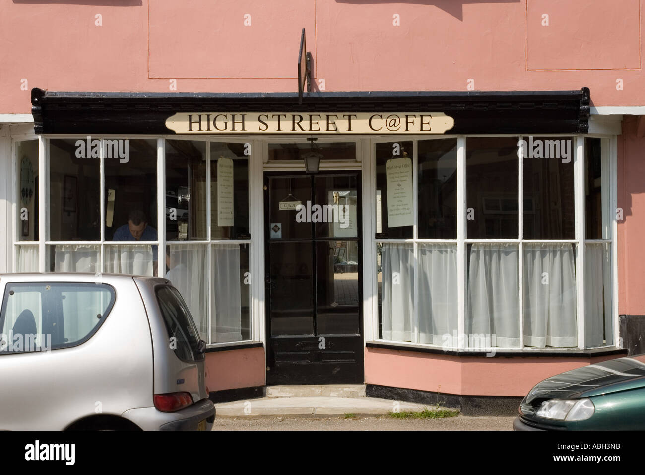 Ein Café in der Ixworth High street Stockfoto
