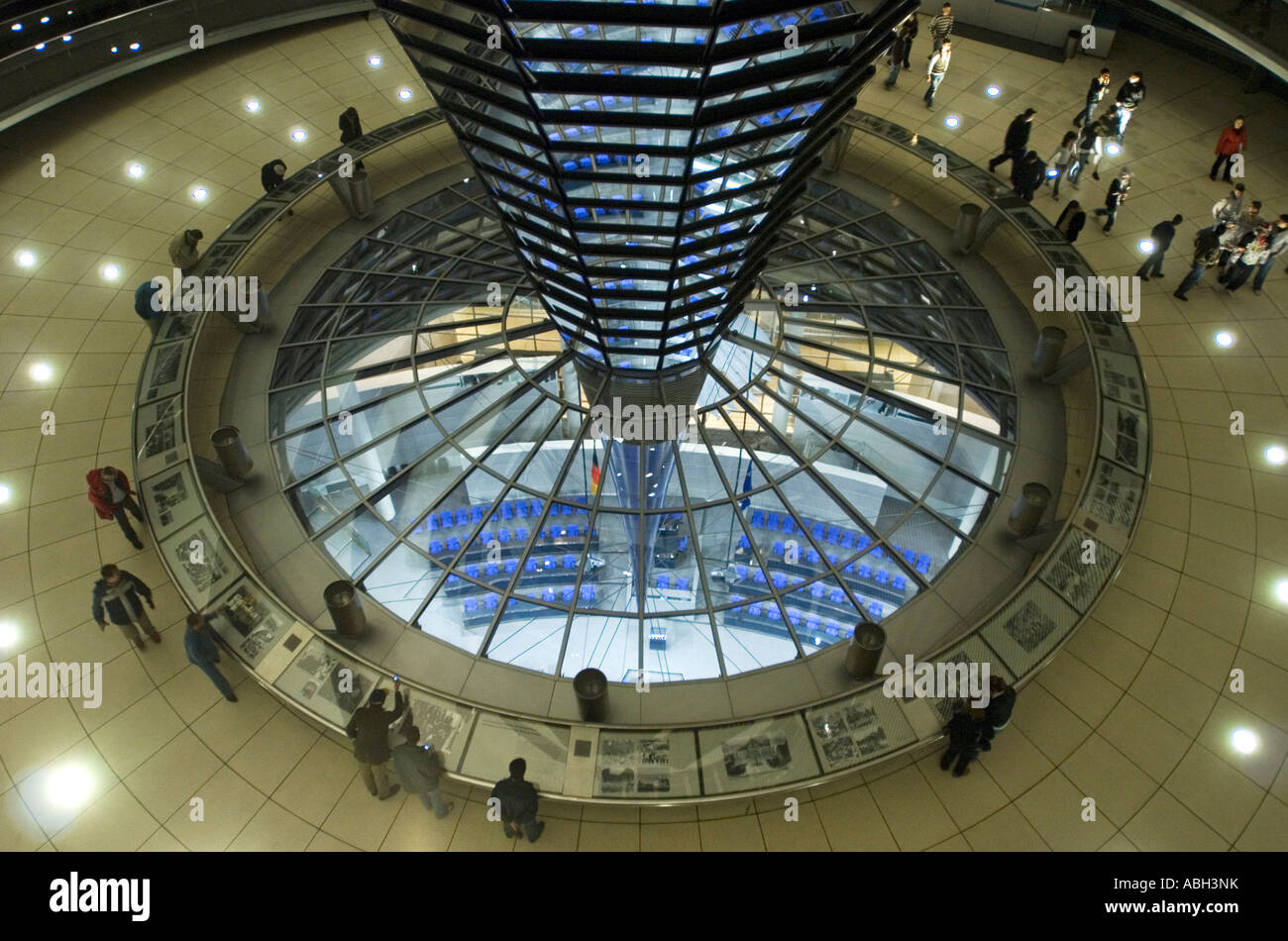 Reichstagkuppel nachts Glaskuppel der Bundesregierung Architekt Sir Norman foster Berlin Deutschland Europa Stockfoto