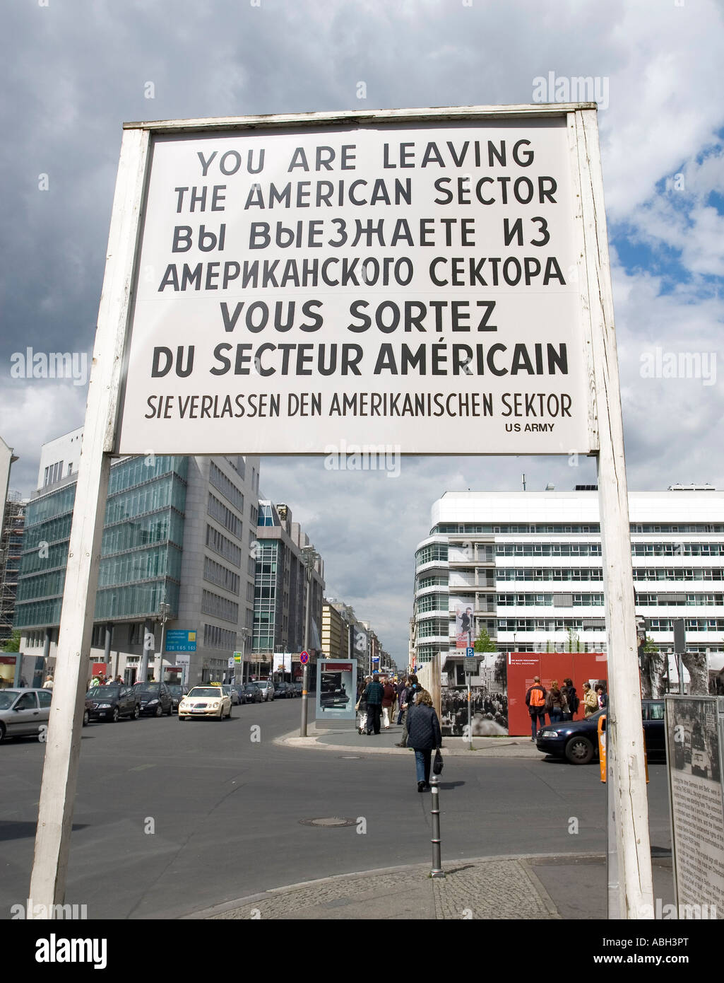 Wegweiser - Sie verlassen den amerikanischen Sektor - an der berühmten ehemaligen Checkpoint Charlie Berlin Deutschland Stockfoto