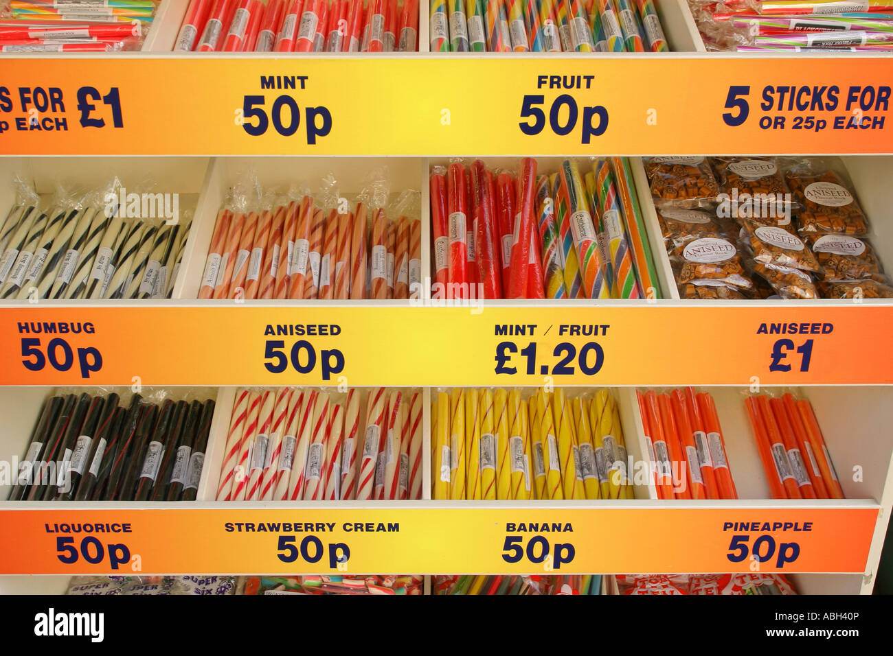 Verschiedene farbige und aromatisierte Sticks von Rock für Verkauf in einem Meer-Shop, Eastbourne, Großbritannien, Mai 2007. Stockfoto