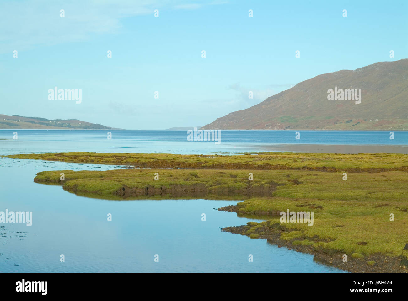 Wasser-Muster mit Küste Loch Besen Dundonnell Wester Ross Schottland UK GB EU Nordeuropa Stockfoto