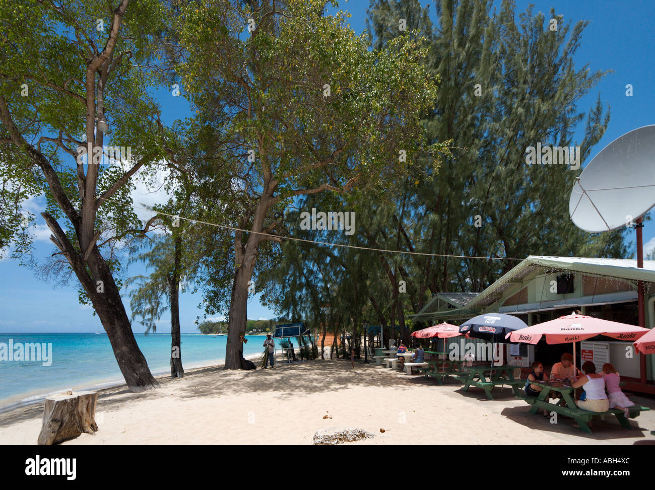 Strand und direkt am Strand-Cafe, Holetown, Westküste, Barbados, kleine Antillen, West Indies, Karibik Stockfoto