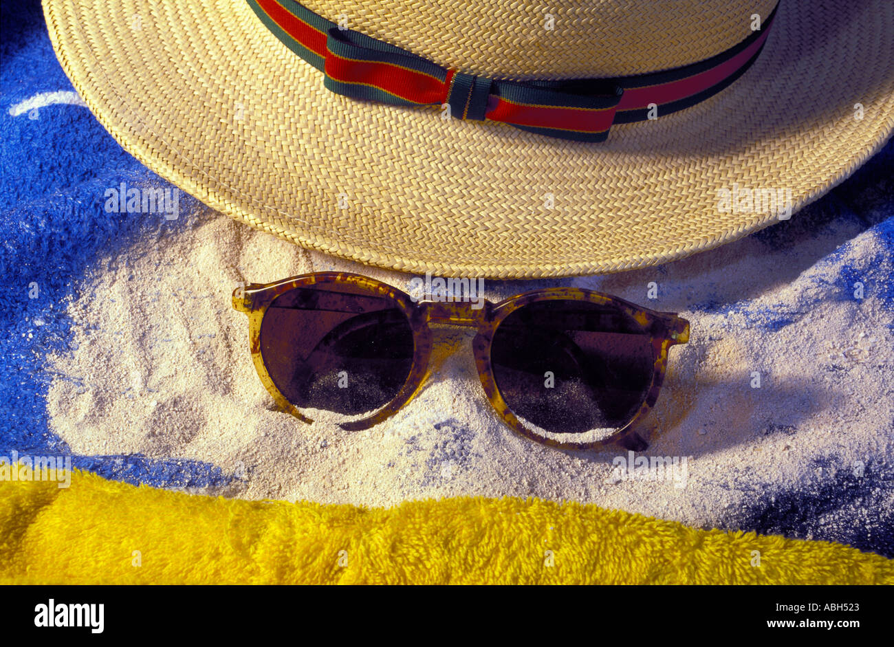 Urlaub, Ferien, Strand, Schildpatt frame Sonnenbrillen, Panama Hut, Sonne, Sand, Handtücher Stockfoto