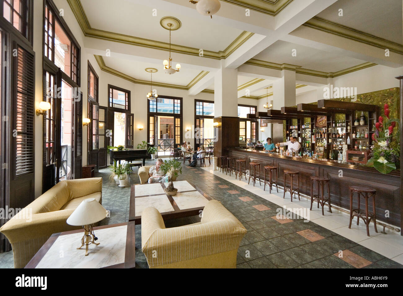 Die Lobby und der Bar des Ambos Mundos Hotel (hat starke Verbindungen von Ernest Hemingway), Habana Vieja, Havanna, Kuba Stockfoto