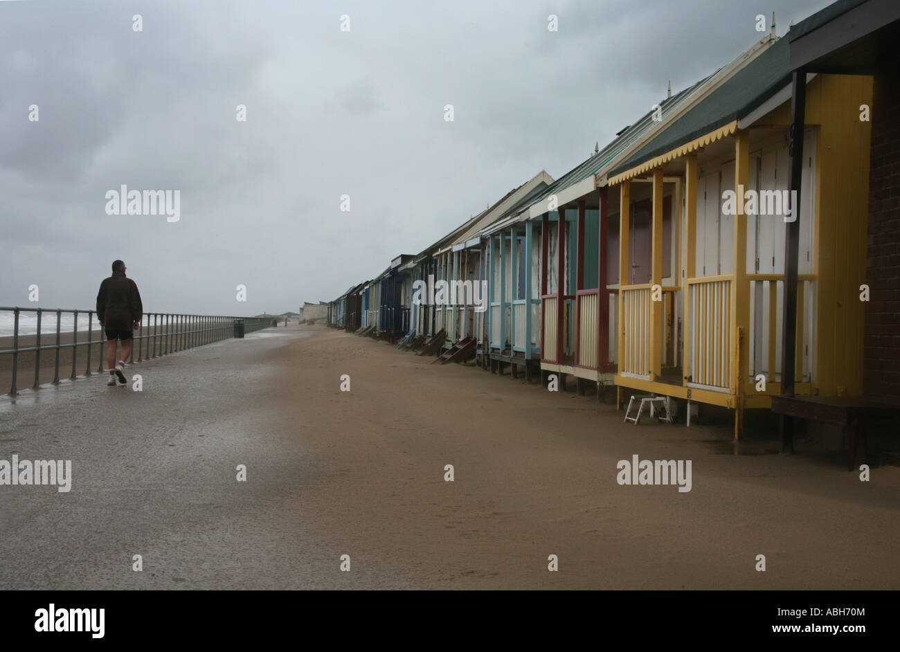 Strandhütten und Mann in stürmischen nass May Bank Holiday Sandilands Lincolnshire Küste Stockfoto